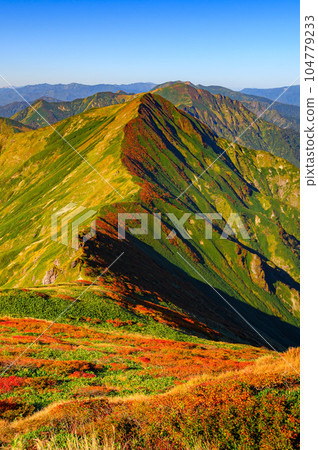 A superb view of the main ridgeline and mountains seen from Mt. Tanigawa and Katanokoya in autumn A superb view of the main ridgeline and mountains seen from Mt. Tanigawa and Katanokoya in autumn 104779233
