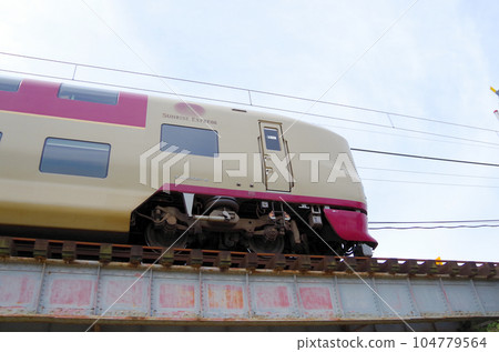 臥舖特快日出出雲早上穿過鐵橋 臥舖特快日出出雲早上穿過鐵橋 104779564