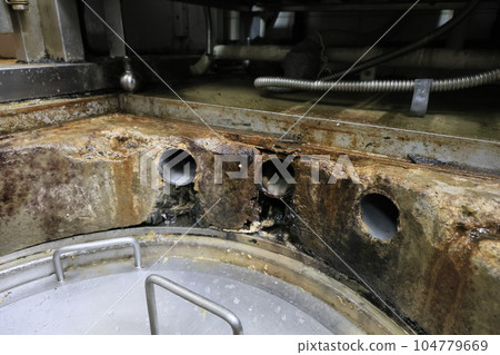 骯髒的排水溝，有一窩果蠅 104779669