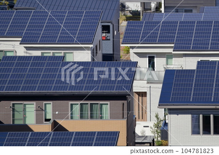 新住宅區的太陽能電池板 新住宅區的太陽能電池板 104781823