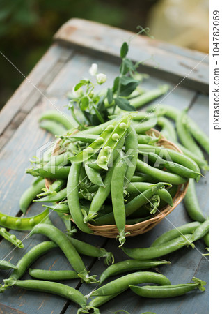 green peas on a wooden table green peas on a wooden table 104782069