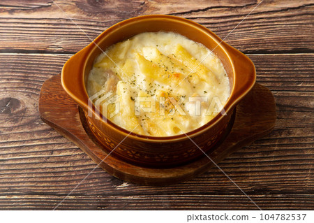 Gratin of penne 104782537