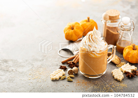 Pumpkin spice latte in a glass mug 104784532