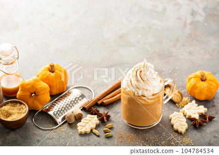 Pumpkin spice latte in a glass mug 104784534