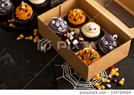 Halloween cupcakes with decorations Halloween cupcakes with decorations 104784684