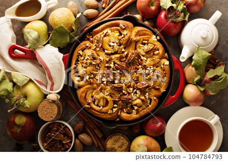 Cinnamon rolls with apples, caramel and pecan 104784793