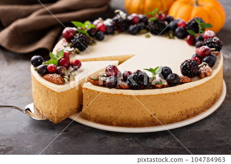 Pumpkin cheesecake with sour cream topping 104784963