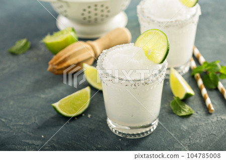 Frozen lime and mint margarita Frozen lime and mint margarita 104785008