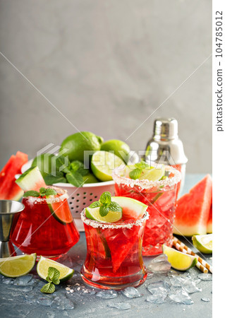 Watermelon margarita with limes 104785012