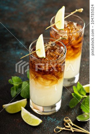 Dark and stormy cocktail 104785024