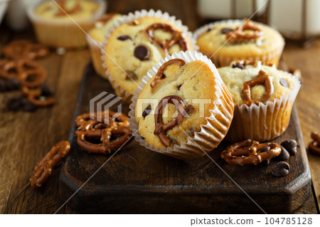 Chocolate chip and pretzel muffins Chocolate chip and pretzel muffins 104785128