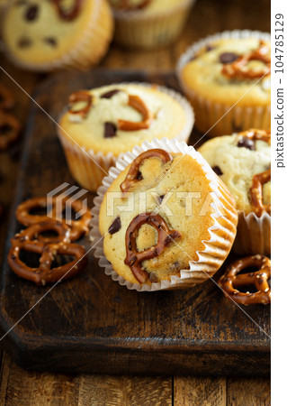 Chocolate chip and pretzel muffins Chocolate chip and pretzel muffins 104785129