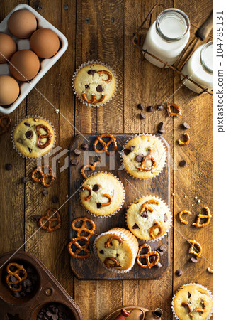 Chocolate chip and pretzel muffins 104785131