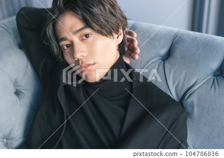 Male in his 20s Portrait 104786836