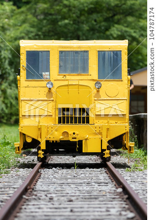 修復後的太極車站內陳列著一輛黃色汽車 修復後的太極車站內陳列著一輛黃色汽車 104787174