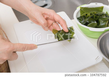 [Housewife cooking raw seaweed] 104787592