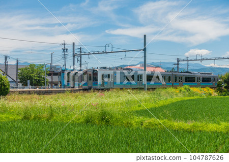 Train stopping at Azumi-Oiwake Station [Azumino City] 104787626