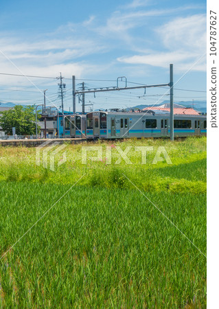 Train stopping at Azumi-Oiwake Station [Azumino City] 104787627