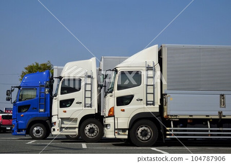 物流圖像 一輛卡車拉著窗簾休息 物流圖像 一輛卡車拉著窗簾休息 104787906