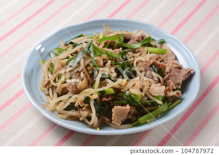 Stir-fried Pork Chives and Bean Sprouts 104787972