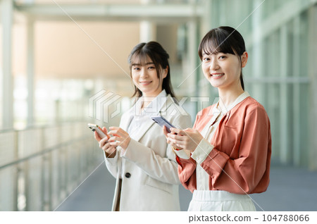 Young business woman working in the office 104788066