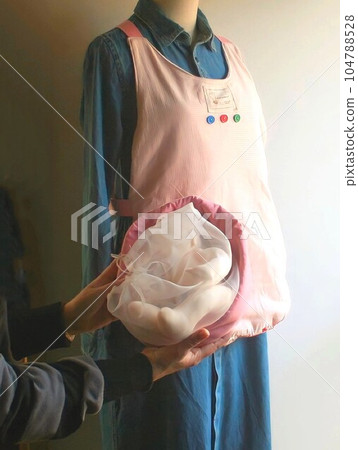 令人印象深刻的懷孕體驗 胎兒娃娃具有逼真的尺寸和重量 104788528