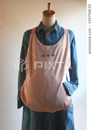 Recreating the swelling of the abdomen with a fetal doll 104788630