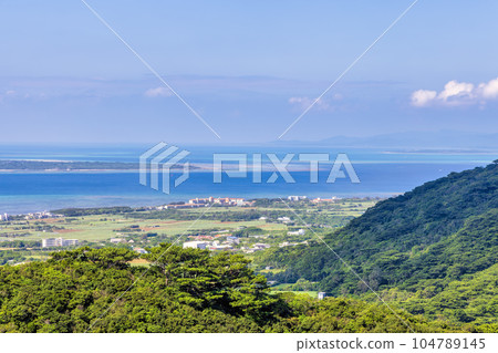 Observatory overlooking the emerald sea (Sunny October, Ishigaki Island) 104789145