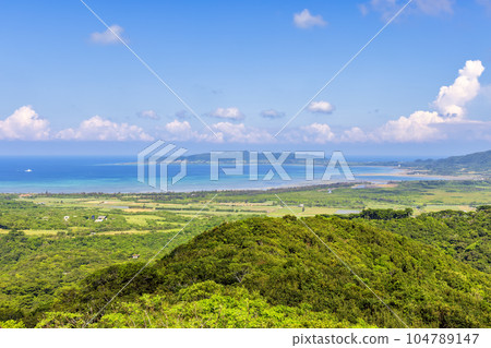 眺望翡翠海的展望台(晴朗的十月,石垣島) 眺望翡翠海的展望台(晴朗的十月,石垣島) 104789147