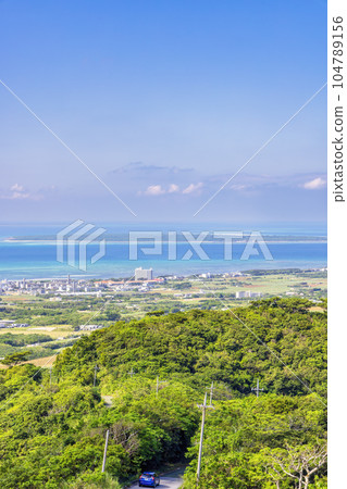 眺望翡翠海的展望台（晴朗的十月，石垣島） 104789156