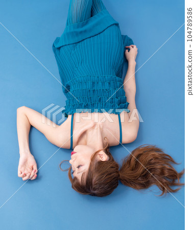 藍色禮服的婦女 104789586