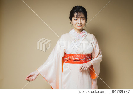 Long-sleeved kimono, long undergarment, embroidered half-collar Long-sleeved kimono, long undergarment, embroidered half-collar 104789587