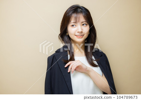 Business woman beige bag 104789673