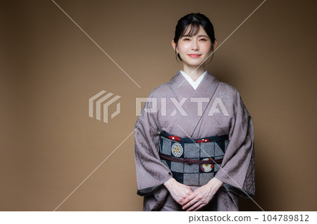 純灰色和服 和服 104789812