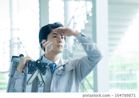 穿工作服的男人辦公樓 104789871