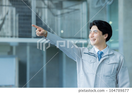 穿工作服的男人辦公樓 104789877