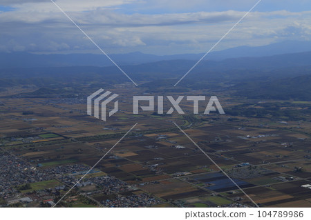 Rural scenery of Hokkaido seen from an airplane 104789986