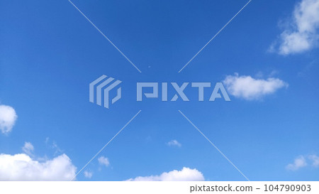 Clouds floating in the blue sky after the rainy season 104790903