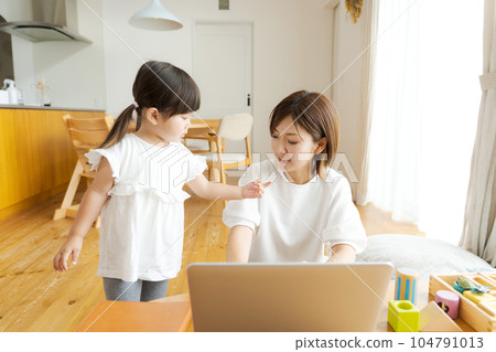 孩子和上班媽媽一起玩 孩子和上班媽媽一起玩 104791013