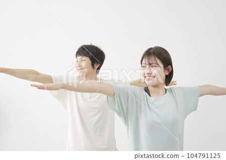 20 多歲的女性和 50 多歲的女性做瑜伽白色背景 104791125