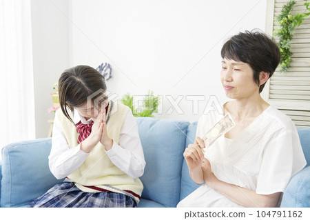 高中女生向媽媽乞討零用錢 104791162