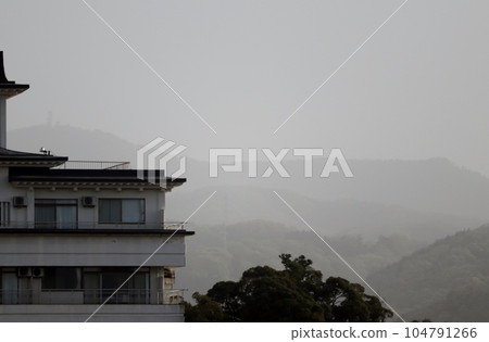 中國大陸捲起的黃沙飛入北陸地區，即使在白天也暫時降低了能見度。 104791266