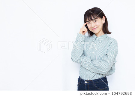 一個三十多歲的女人在白色背景前微笑著思考 104792698