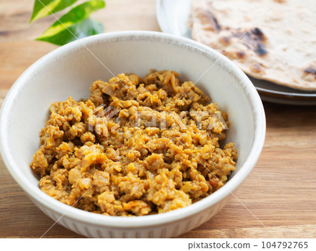 辣咖哩和薄煎餅 104792765