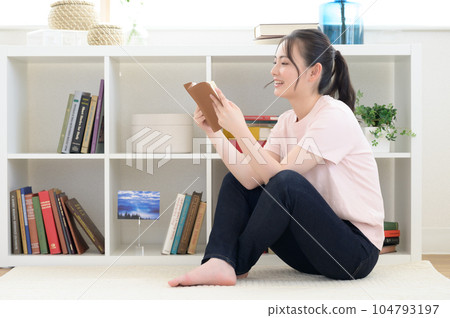 在書架前看書的女人 在書架前看書的女人 104793197
