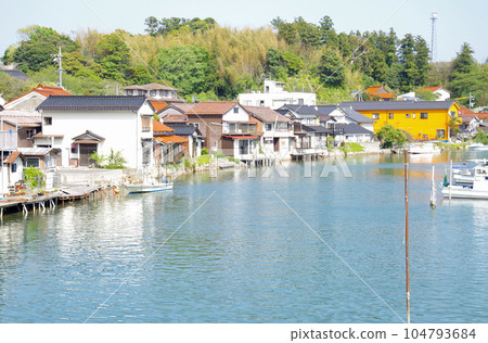 大木西鄉地區八尾川沿岸的漁船和民居風光 104793684