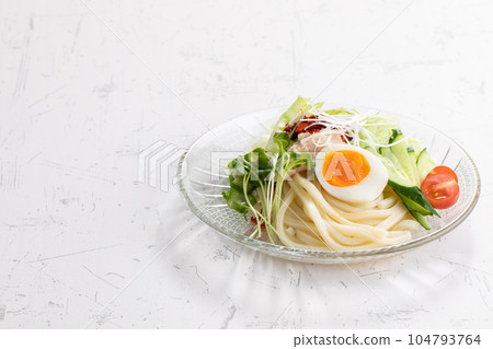 salad udon 104793764