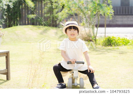 騎三輪車的女孩照片 104793825