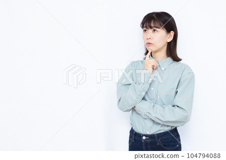 一個三十多歲的女人，在白人背景前嚴重擔心 104794088