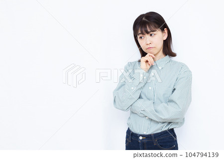 一個三十多歲的女人,在白人背景前嚴重擔心 一個三十多歲的女人,在白人背景前嚴重擔心 104794139